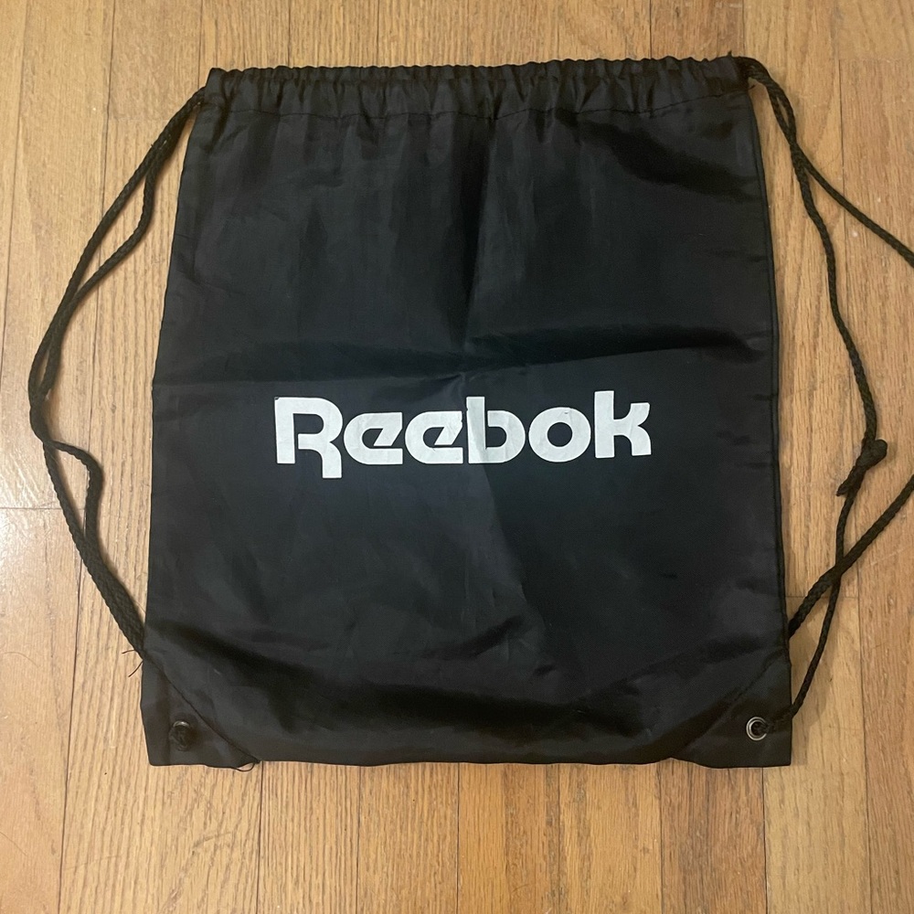 🦩Final Price🦩 Reebok sling bag in black